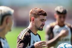 Arrascaeta aparece de cabelo ruivo em treino do Flamengo no Ninho do Urubu