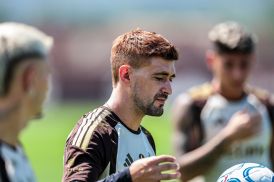 Arrascaeta aparece de cabelo ruivo em treino do Flamengo no Ninho do Urubu