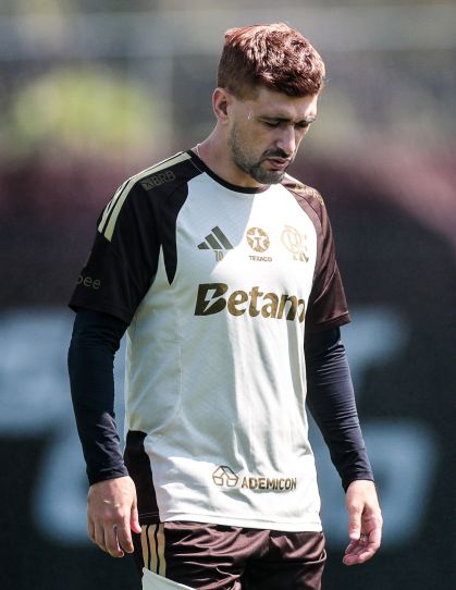 Arrascaeta aparece de cabelo ruivo em treino do Flamengo no Ninho do Urubu