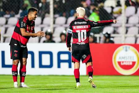 Danilo e Arrascaeta durante a partida entre Flamengo e Cusco