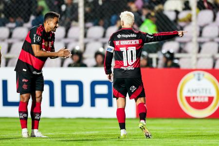 Danilo e Arrascaeta durante a partida entre Flamengo e Cusco