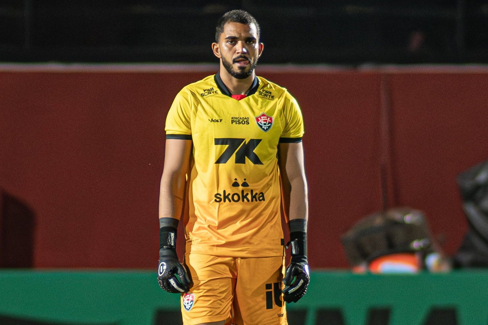 Substituído no intervalo, goleiro do Vitória tem quadro divulgado pelo clube