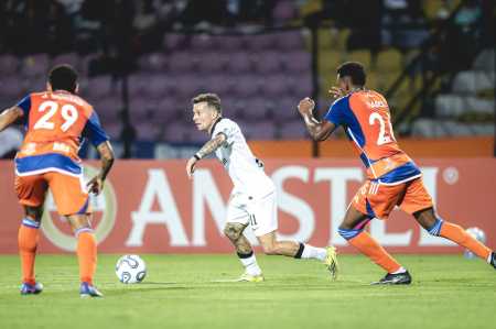 Bernard em ação pelo Atlético contra o Puerto Cabello pela Copa Sul-Americana