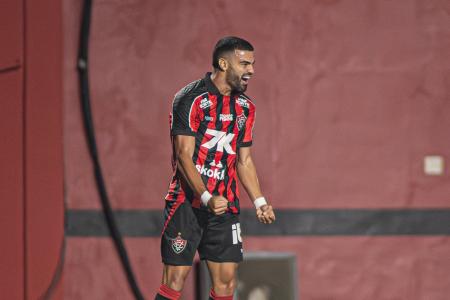 Lucas Rodrigues comemora primeiro gol com a camisa do Vitória