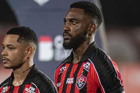Ramon, lateral-esquerdo do Vitória