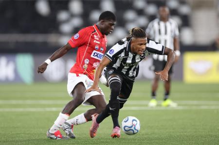 Danilo em ação pelo Botafogo contra o Caracas em estreia na Copa Sul-Americana