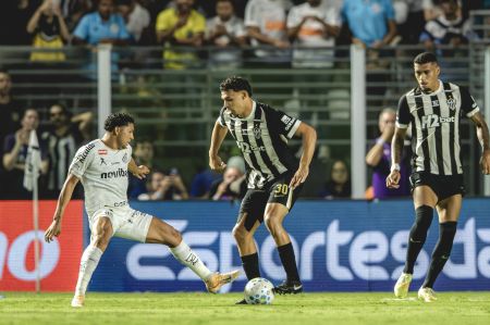 Victor Hugo e Rony em Santos x Atlético