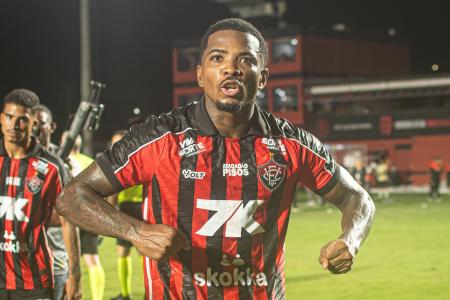 Zagueiro Cacá comemora triunfo do Vitória sobre o São Paulo