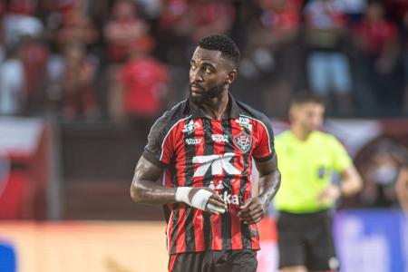 Lateral Ramon em campo pelo Vitória no Barradão