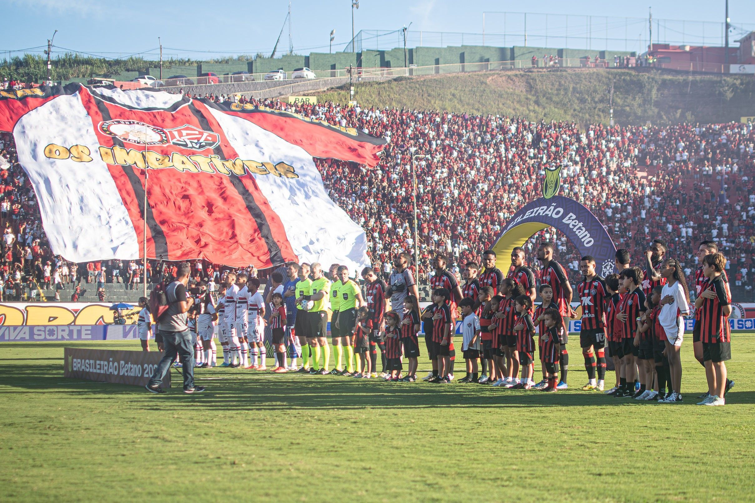 Vitória atinge recorde histórico de sócios e celebra apoio da torcida