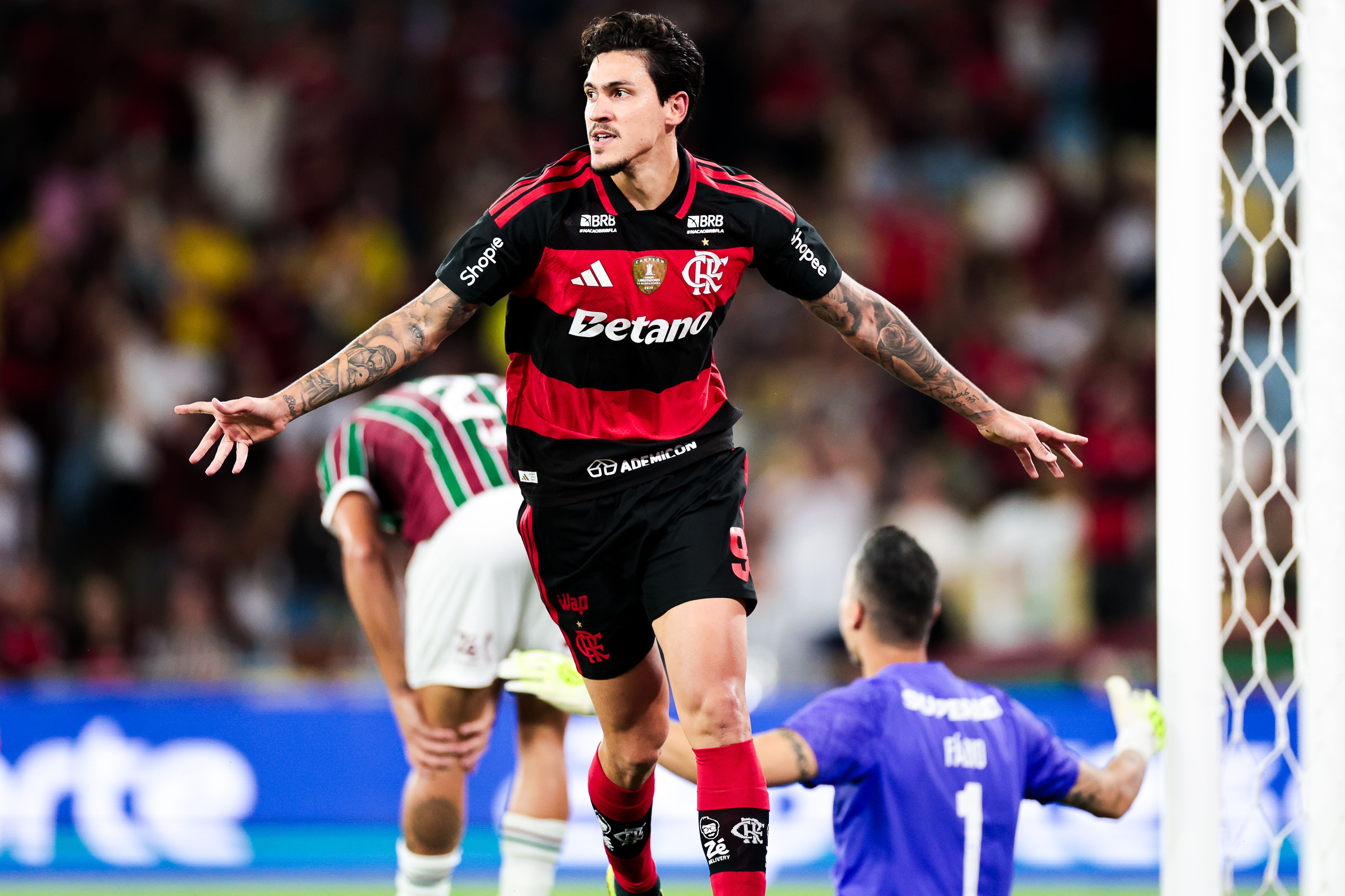 Pedro faz golaços, Flamengo domina e vence Fluminense pelo Brasileirão