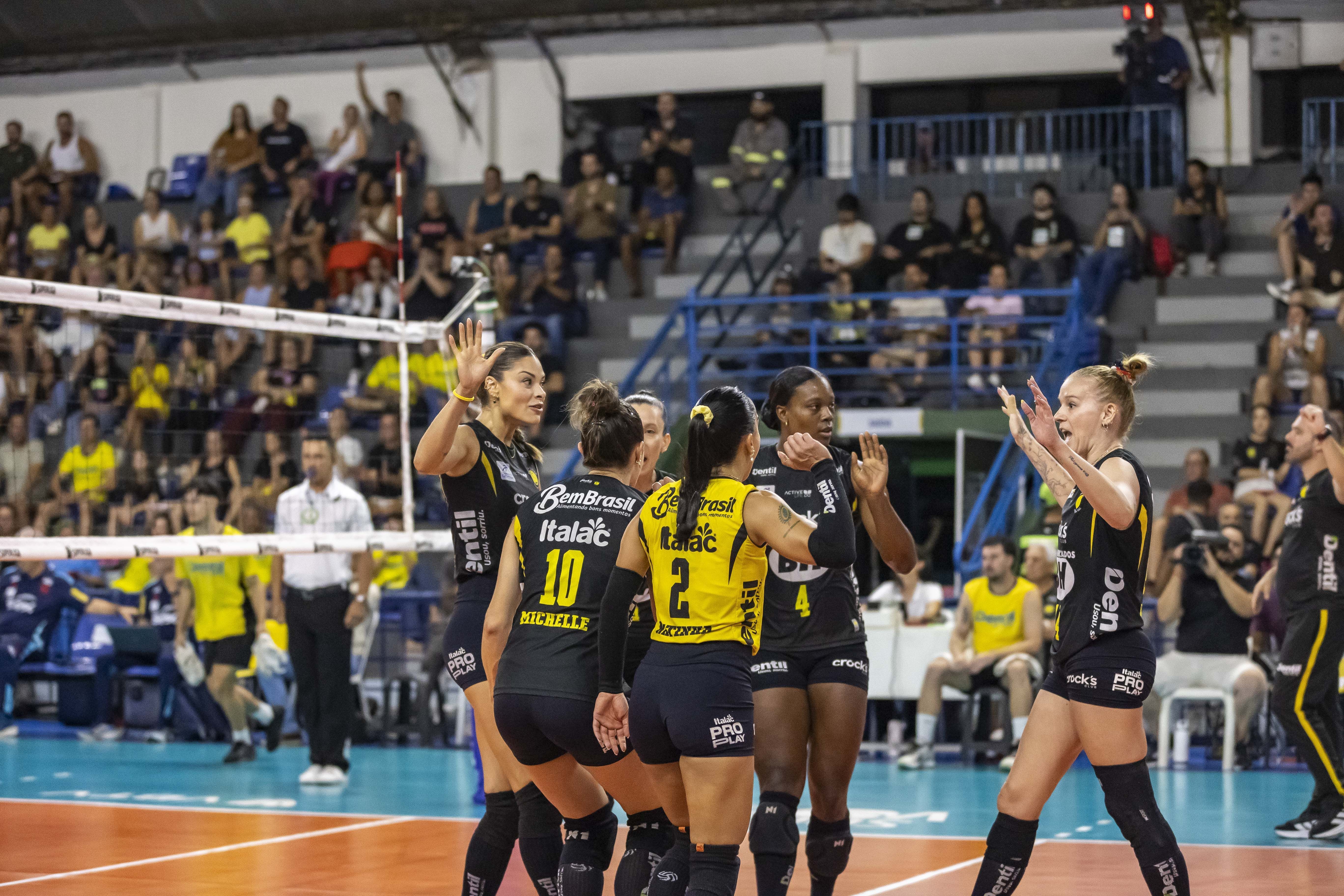 Praia Clube domina, vence Flamengo e abre vantagem na semifinal da Superliga Feminina