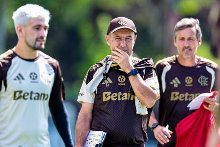 Leonardo Jardim em atividade do Flamengo no Ninho do Urubu
