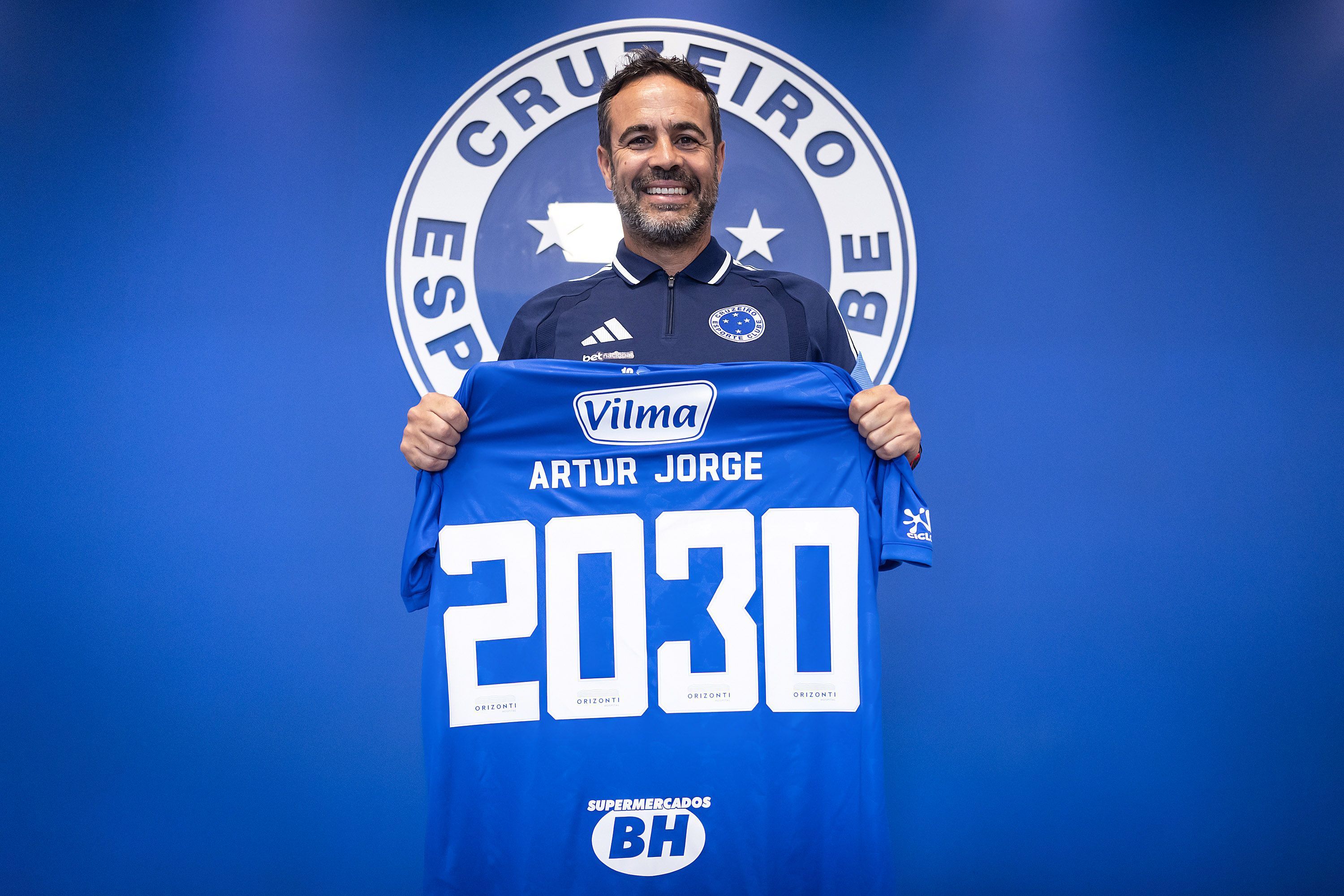 Artur Jorge reage à renovação com o Cruzeiro e manda recado