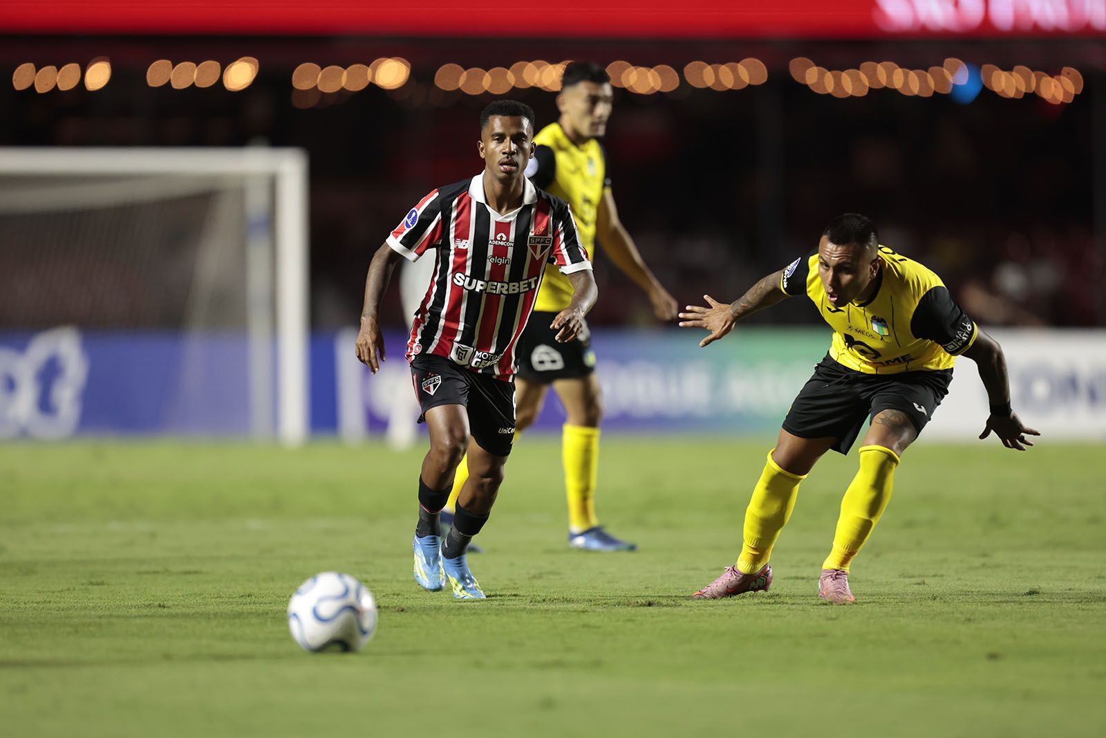 Titular do São Paulo sofre lesão e deixa jogo da Sul-Americana