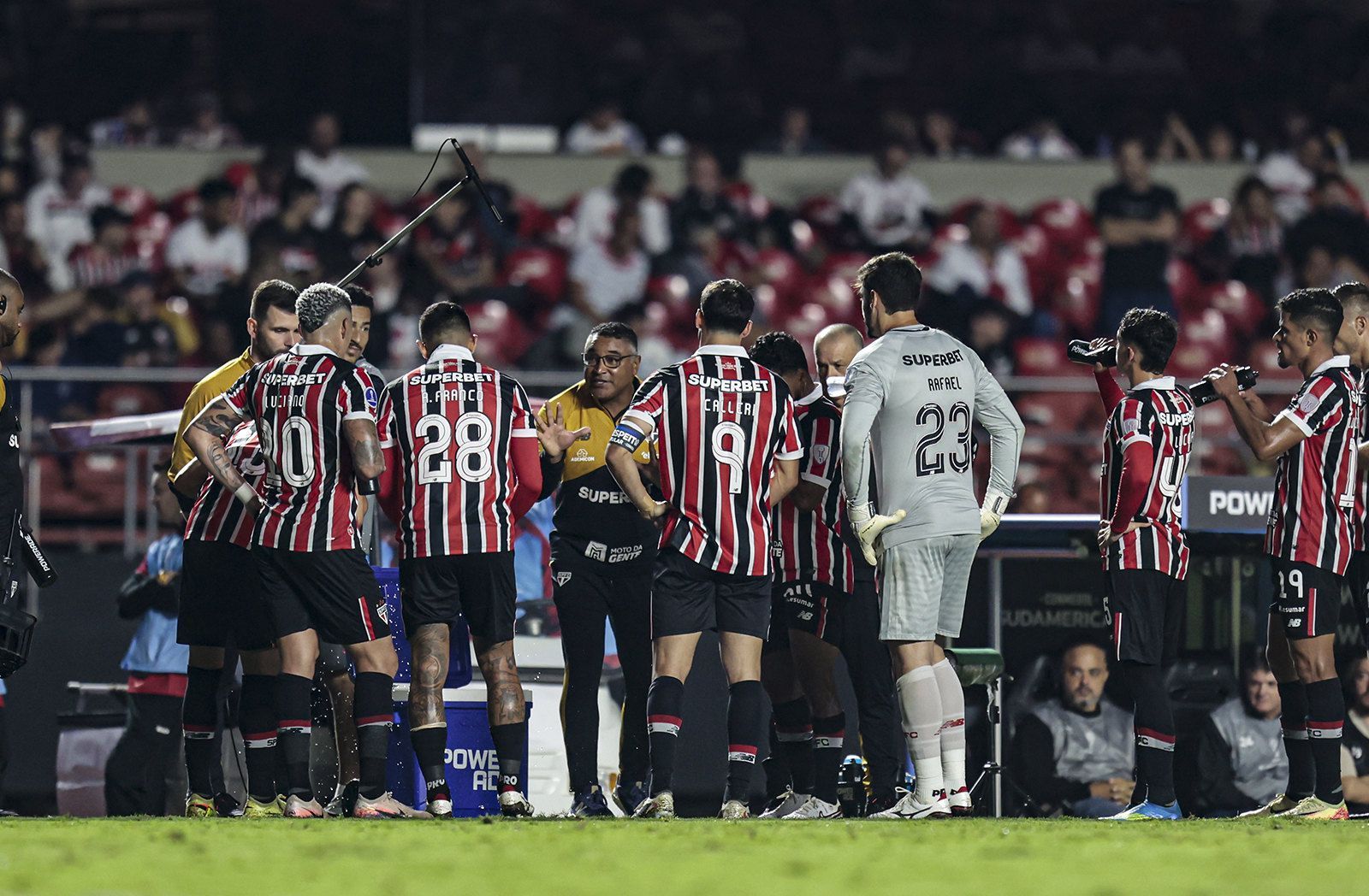 São Paulo reage, e Roger contorna vaias precoces para receber incentivo