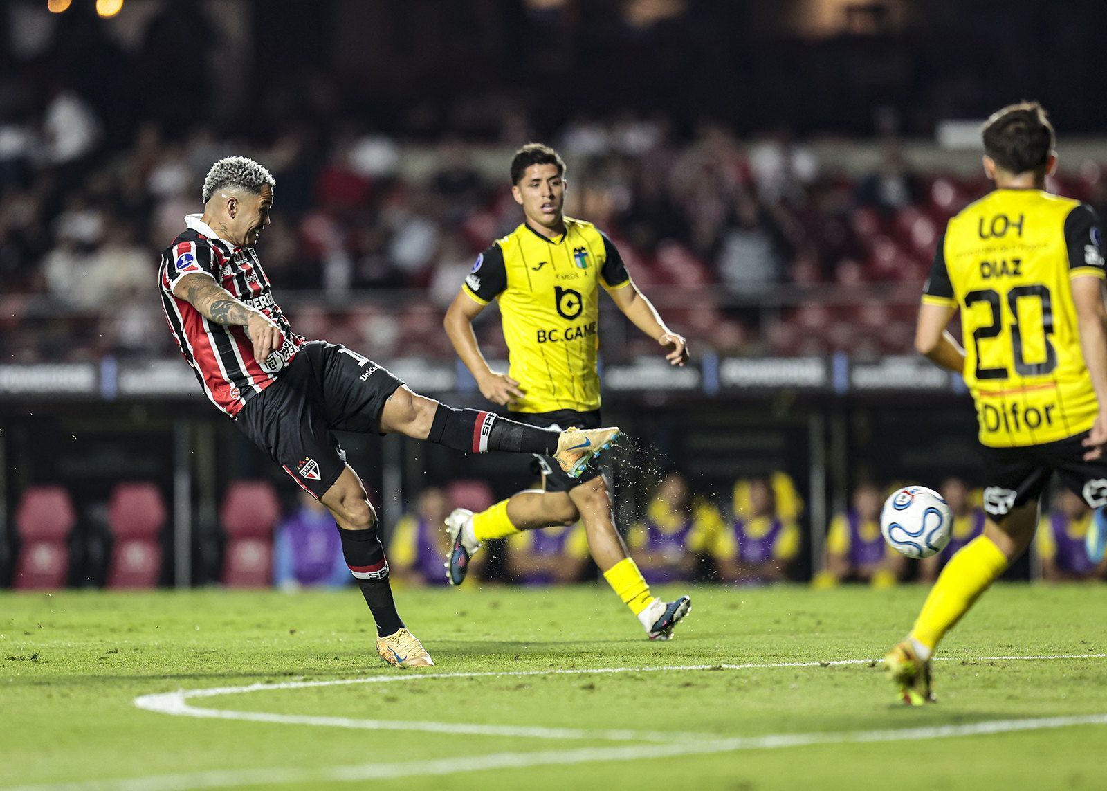 São Paulo vence O'Higgins e assume liderança do grupo na Sul-Americana