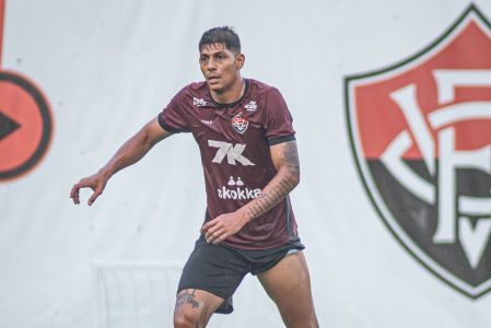 Volante Zé Vitor durante treino do Vitória no Barradão