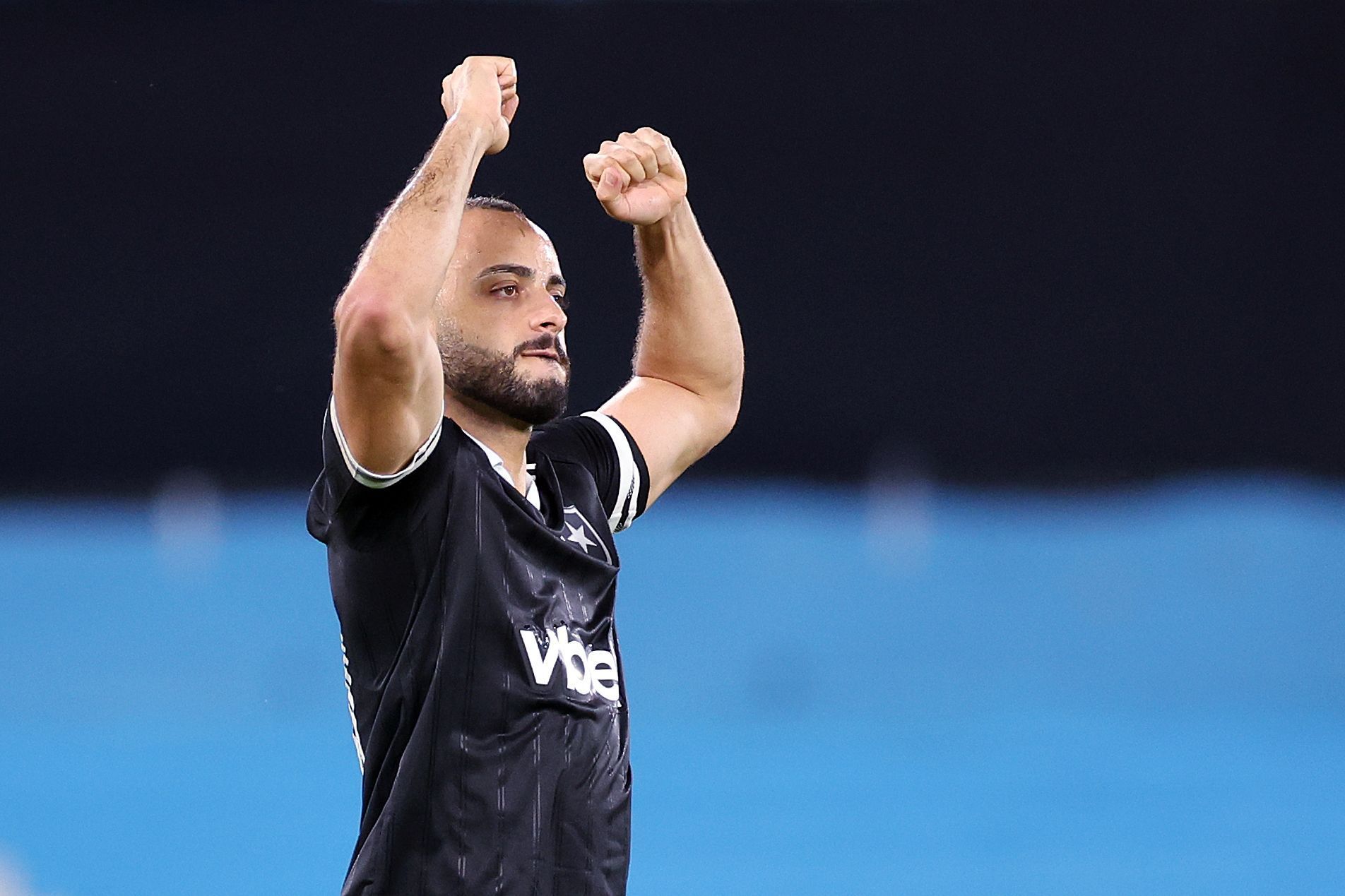 Em melhor fase pelo Botafogo, Arthur Cabral celebra paternidade: 'É gol de todo jeito'