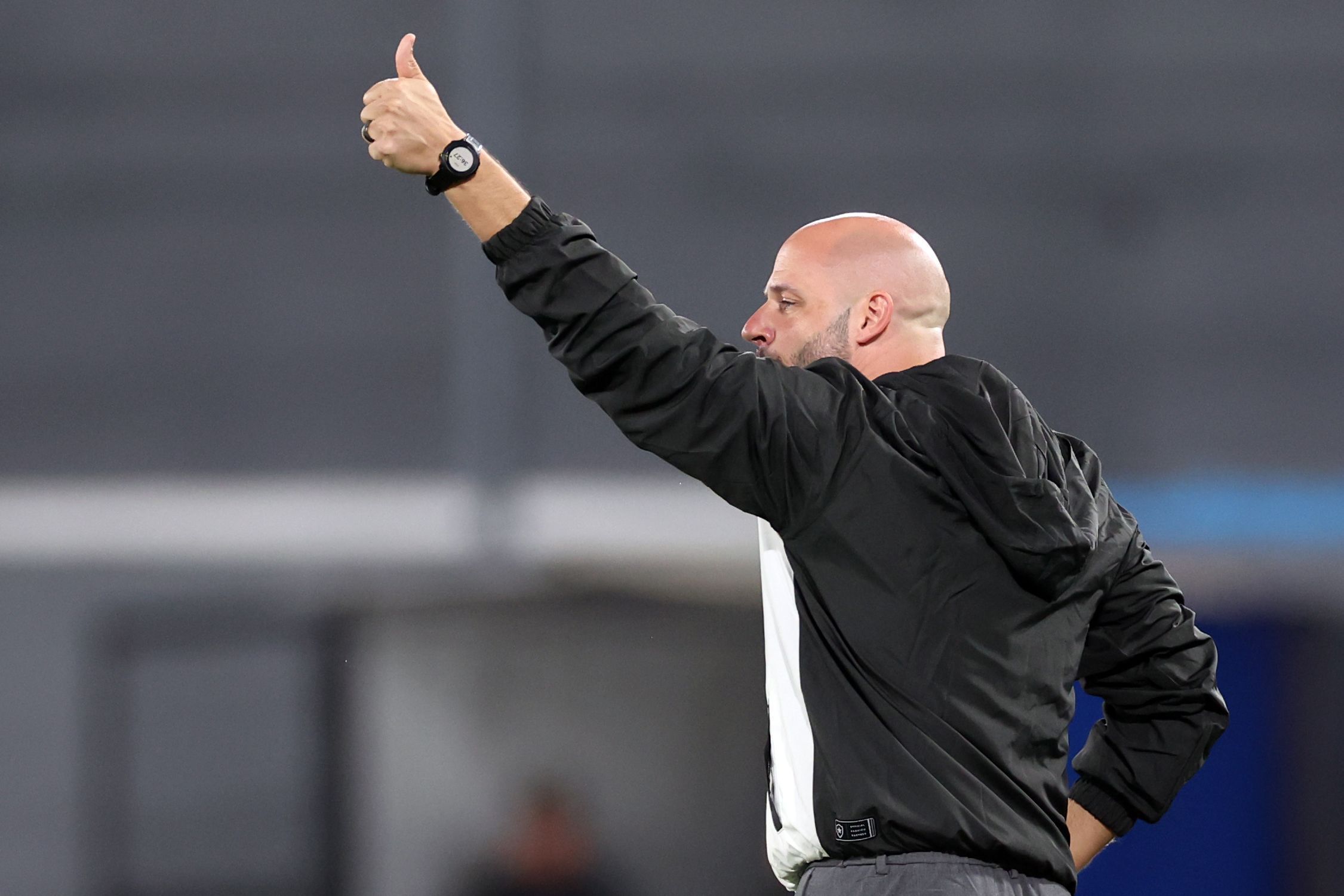 Técnico do Botafogo celebra vitória, mas aponta dificuldade em controlar o Racing