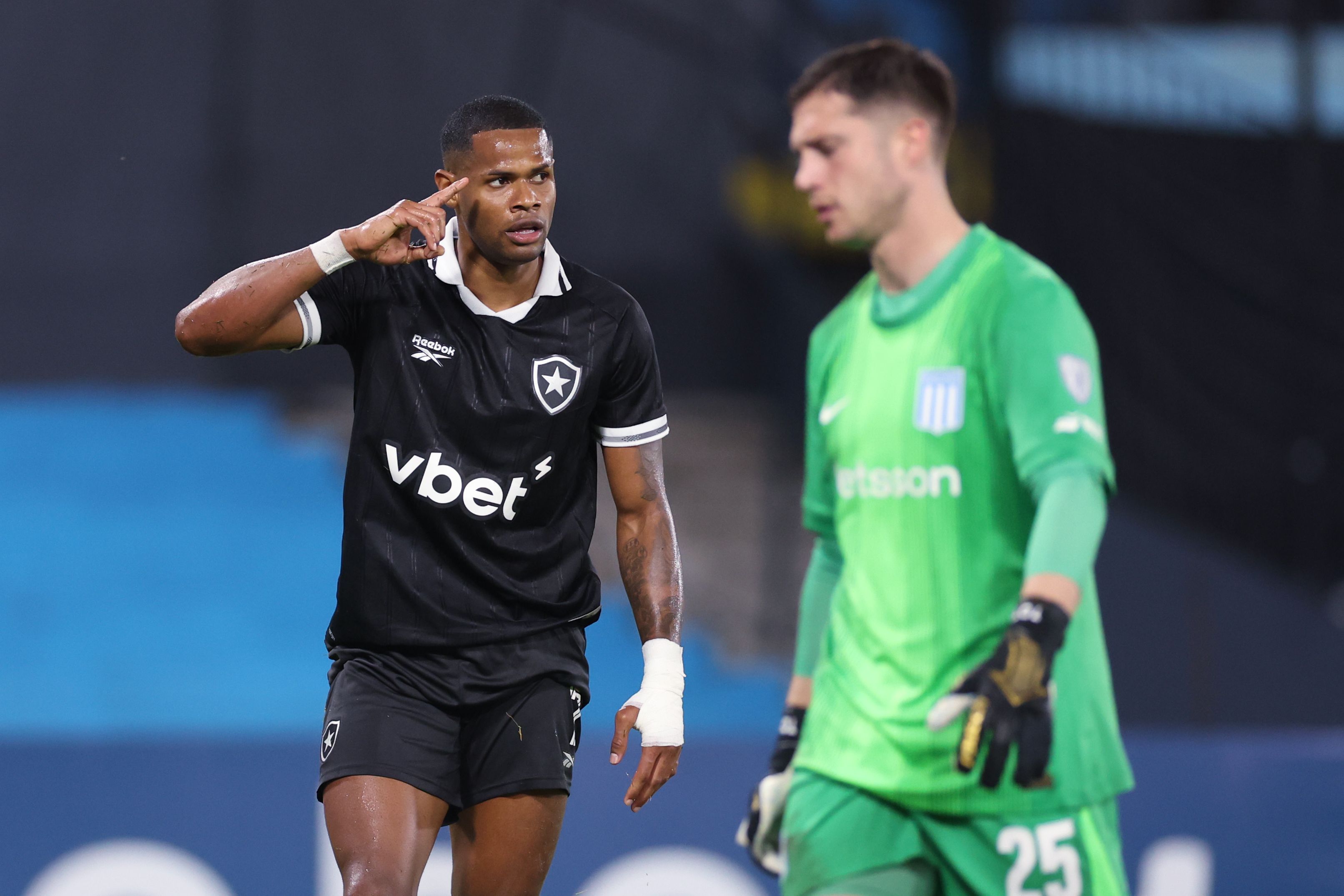 Neto falha, mas Botafogo reage e vira para cima do Racing na Sul-Americana