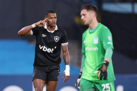 Júnior Santos marca para o Botafogo em cima do Racing