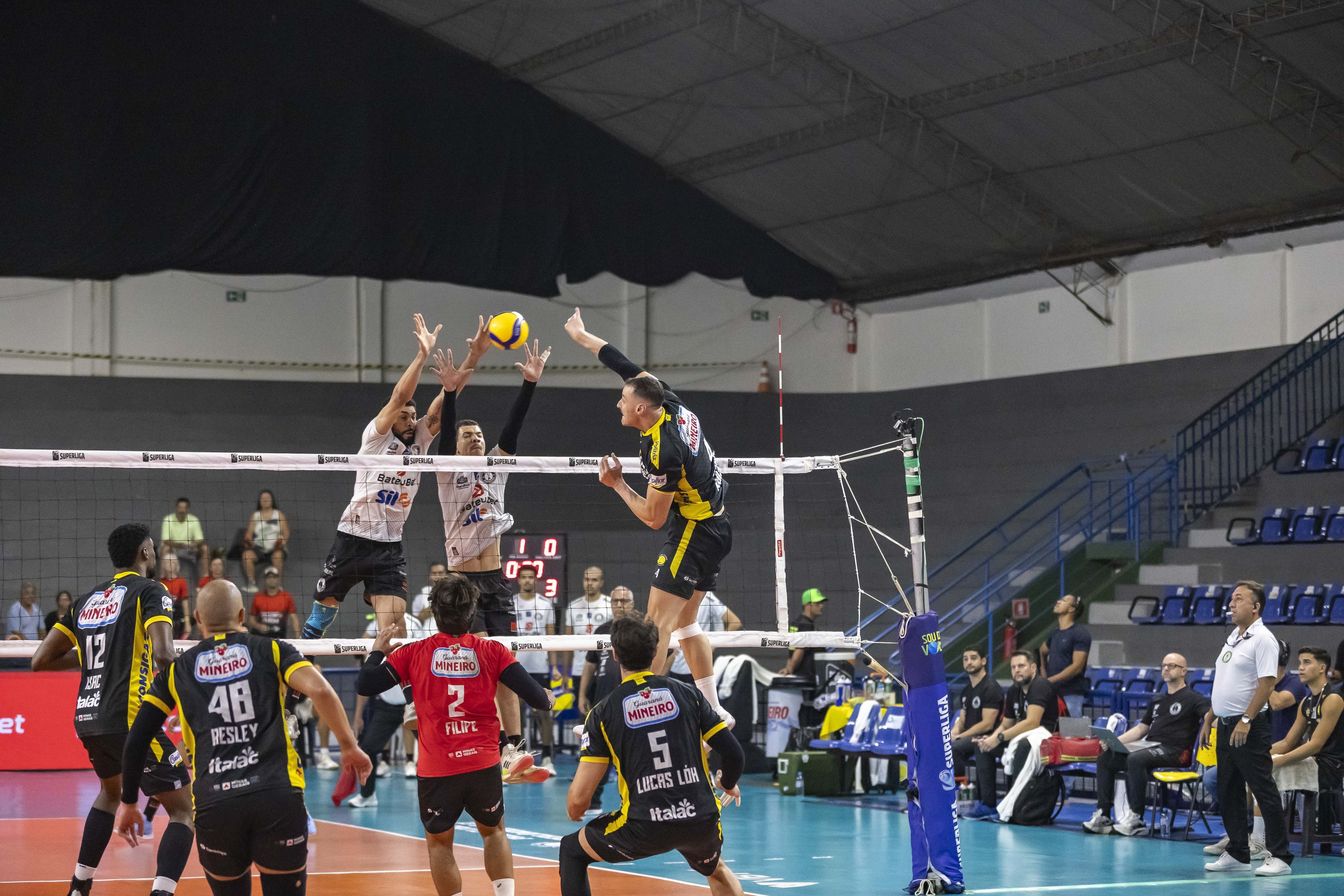 Praia Clube domina, vence Guarulhos e avança à semifinal da Superliga Masculina