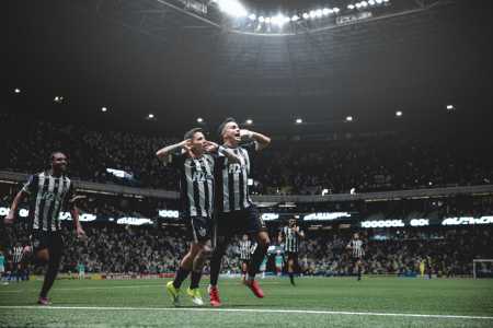 Bernard e Reinier levam as mãos às orelhas durante comemoração • Pedro Souza / Atletico
