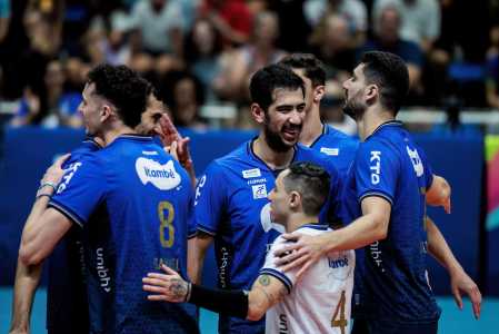 Jogadores do Itambé Minas comemoram ponto sobre o Suzano na Superliga