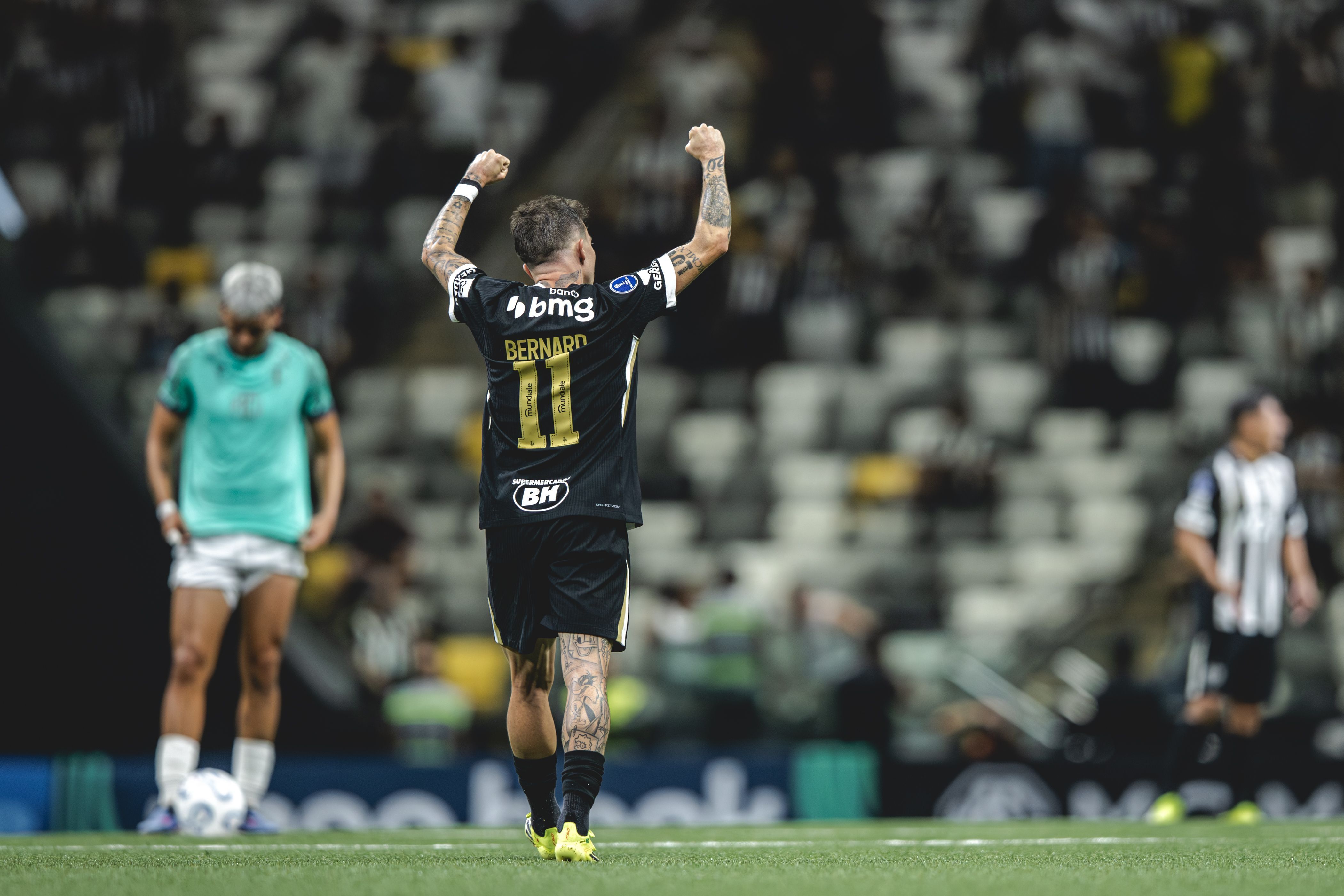 Bernard iguala recorde de Hulk em vitória do Atlético na Sul-Americana