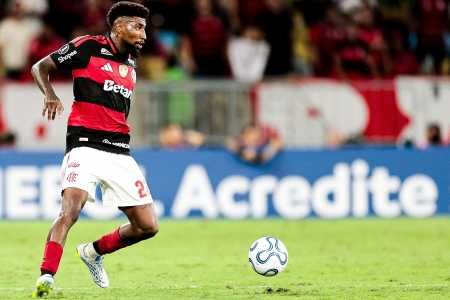 Emerson Royal em ação pelo Flamengo na Libertadores