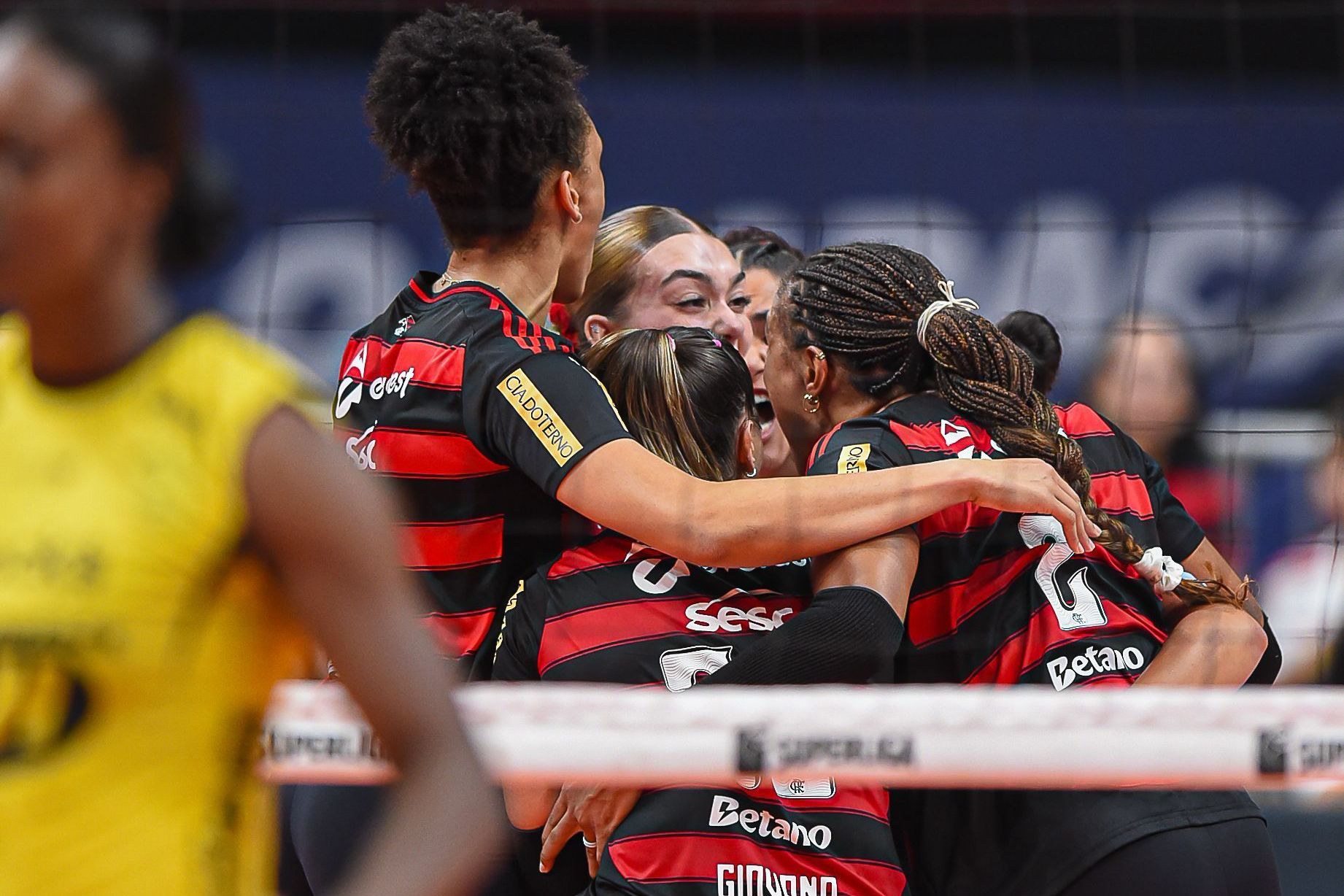Flamengo consegue virada histórica sobre o Praia e segue vivo na Superliga Feminina