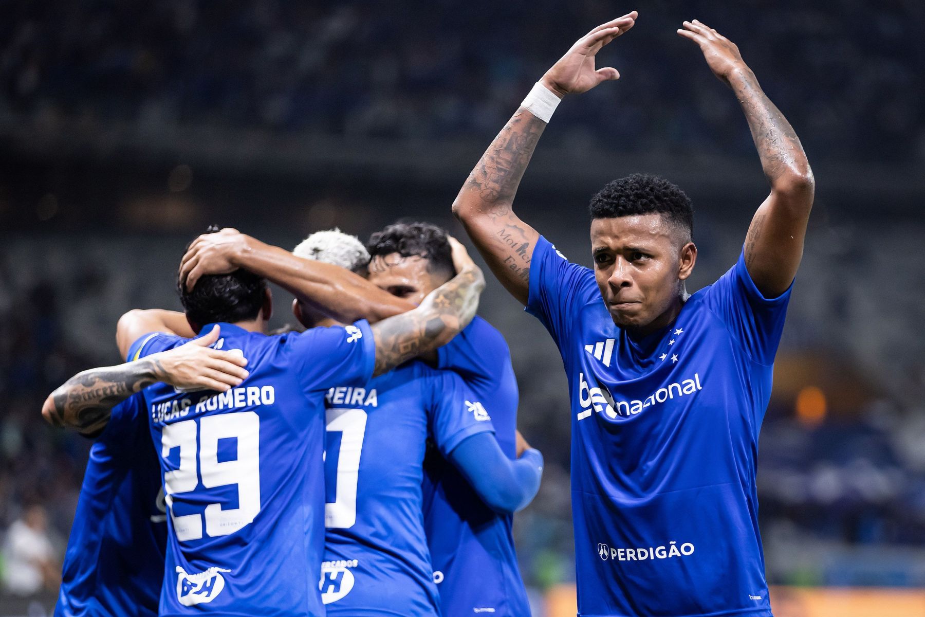 Cruzeiro vence Grêmio, deixa zona do rebaixamento e respira no Brasileirão