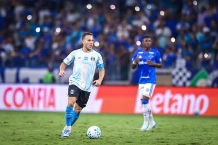 Arthur em ação pelo Grêmio contra o Cruzeiro