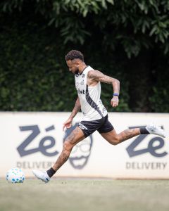Neymar em treino pelo Santos em 18 de abril
