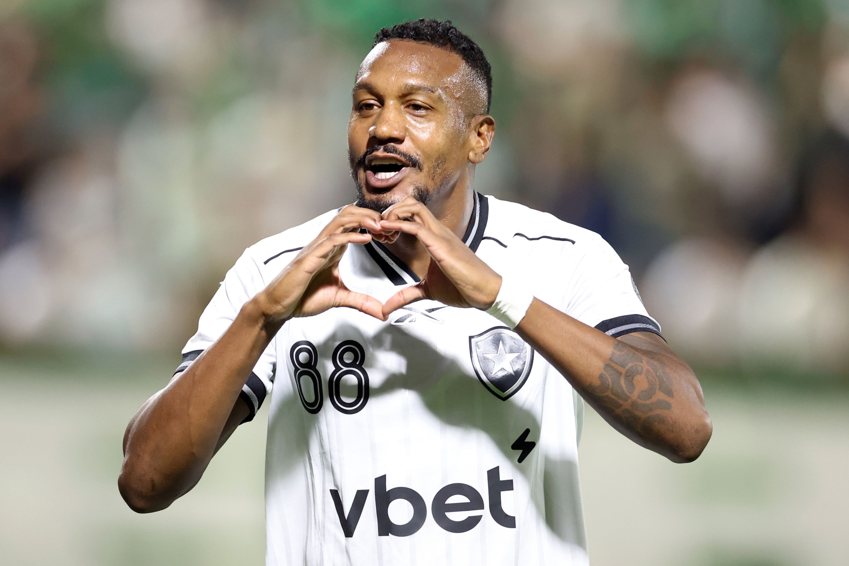 Botafogo domina, goleia Chapecoense pela Série A e confirma grande fase