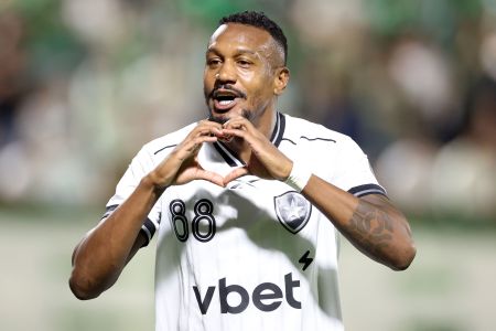 Edenilson marcou duas vezes na goleada do Botafogo