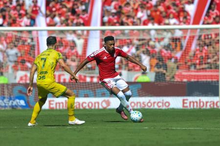 Jogadores de Inter e Mirassol em ação pelo Brasileirão