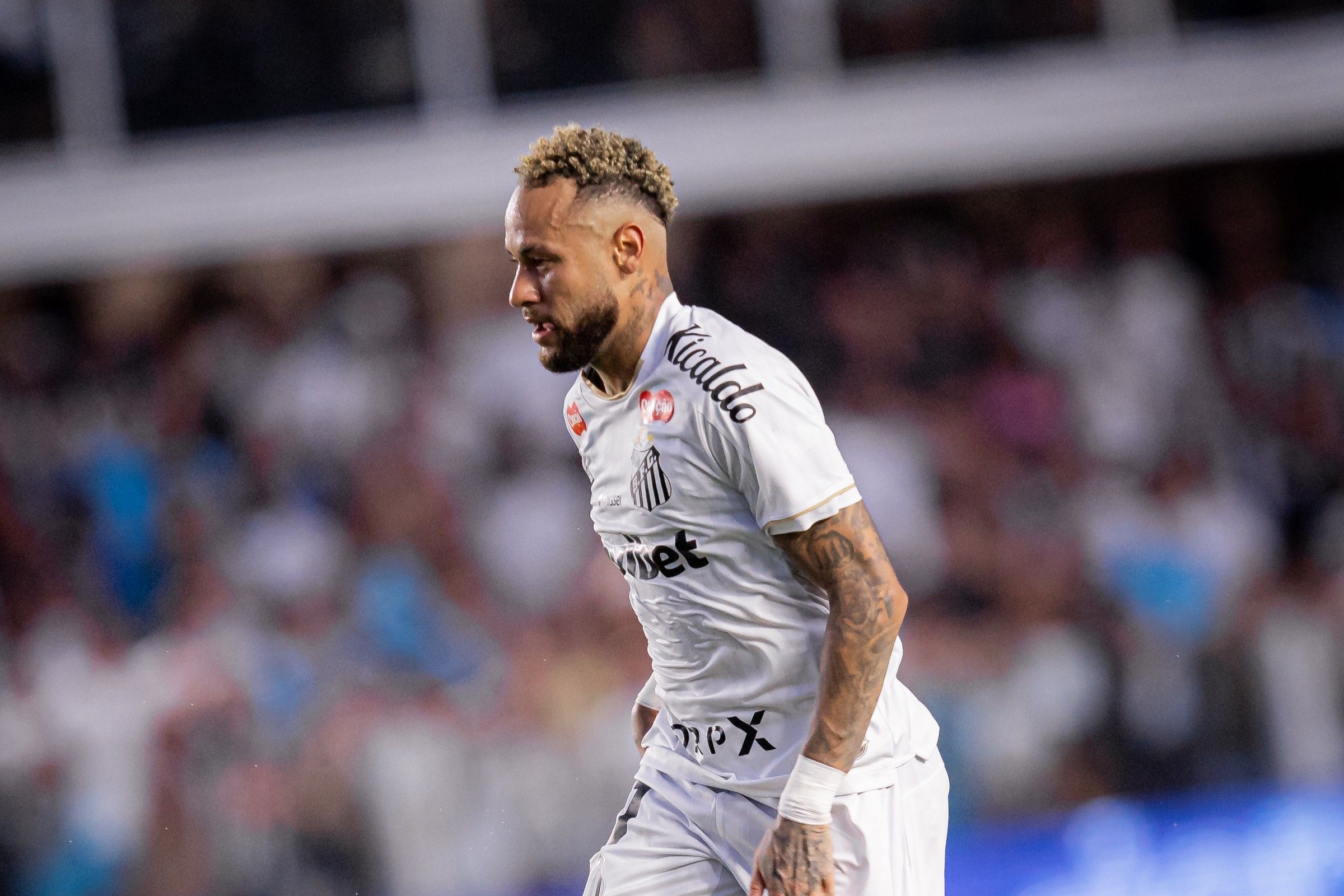 Com vídeo, Neymar se posiciona sobre mão no ouvido e desabafa; veja