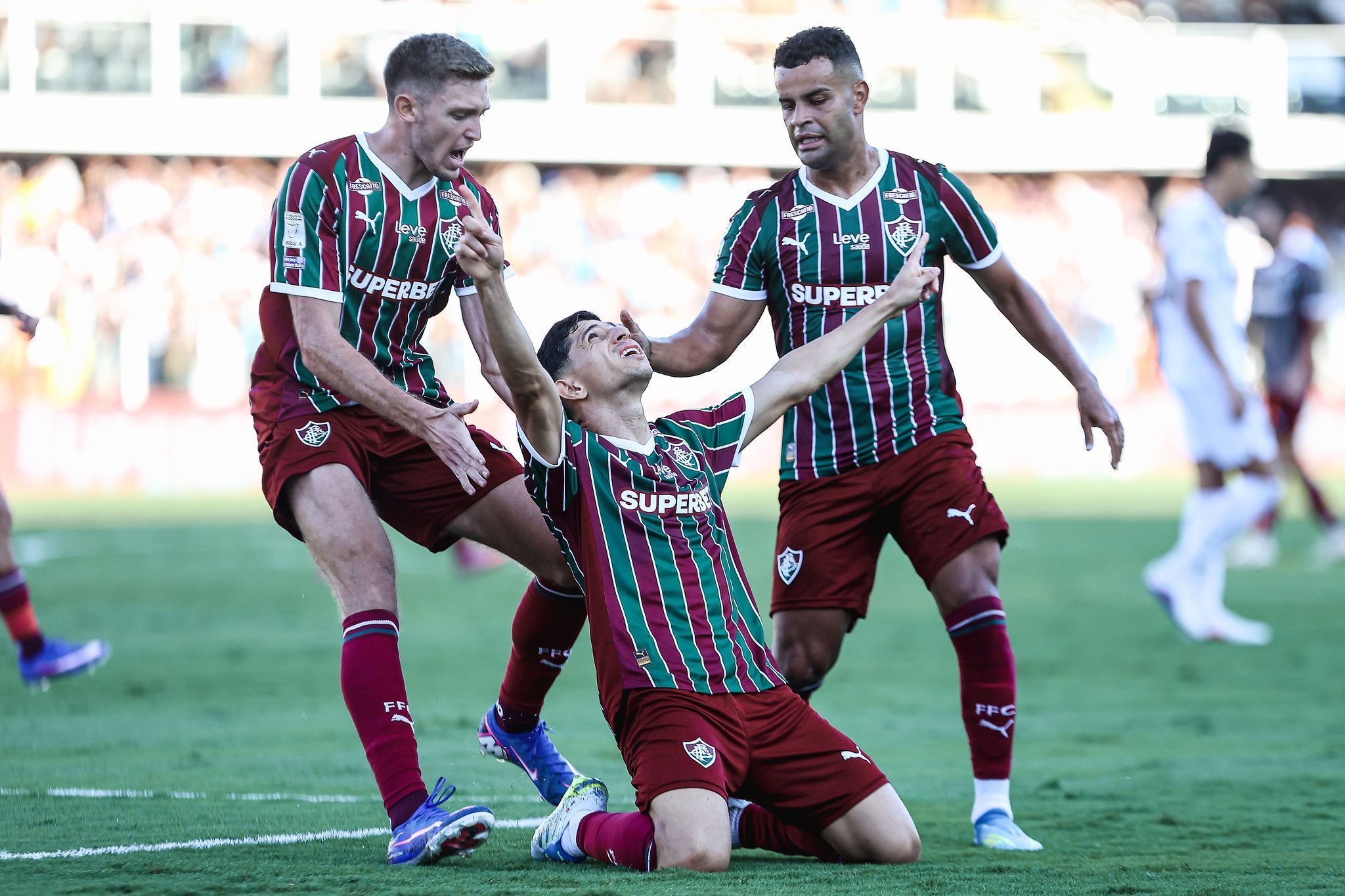 Fluminense marca no fim, vence Santos e sobe na tabela do Brasileirão