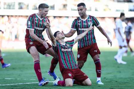 Jogadores do Fluminense comemoram gol marcado em jogo contra o Santos