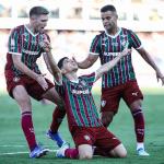 Fluminense marca no fim, vence Santos e sobe na tabela do Brasileirão
