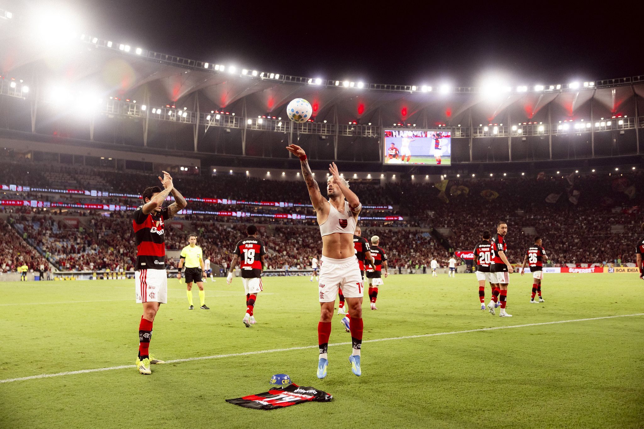 Arrascaeta marca, homenageia Oscar, e Flamengo vence o Bahia pelo Brasileiro