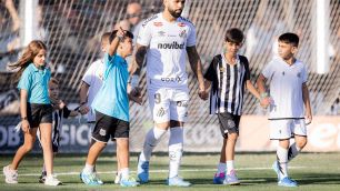 Emprestado pelo Cruzeiro, Gabigol lidera Santos em gols e assistências