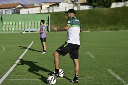 Roger Silva, técnico do América durante treino da equipe