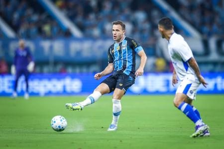 Arthur em ação pelo Grêmio na vitória contra o Confiança