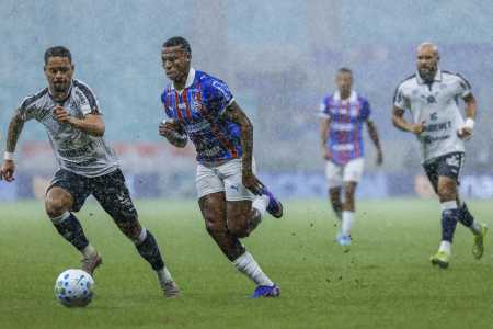 Yago Pikachu, do Remo, e Jean Lucas, do Bahia, em disputa de bola