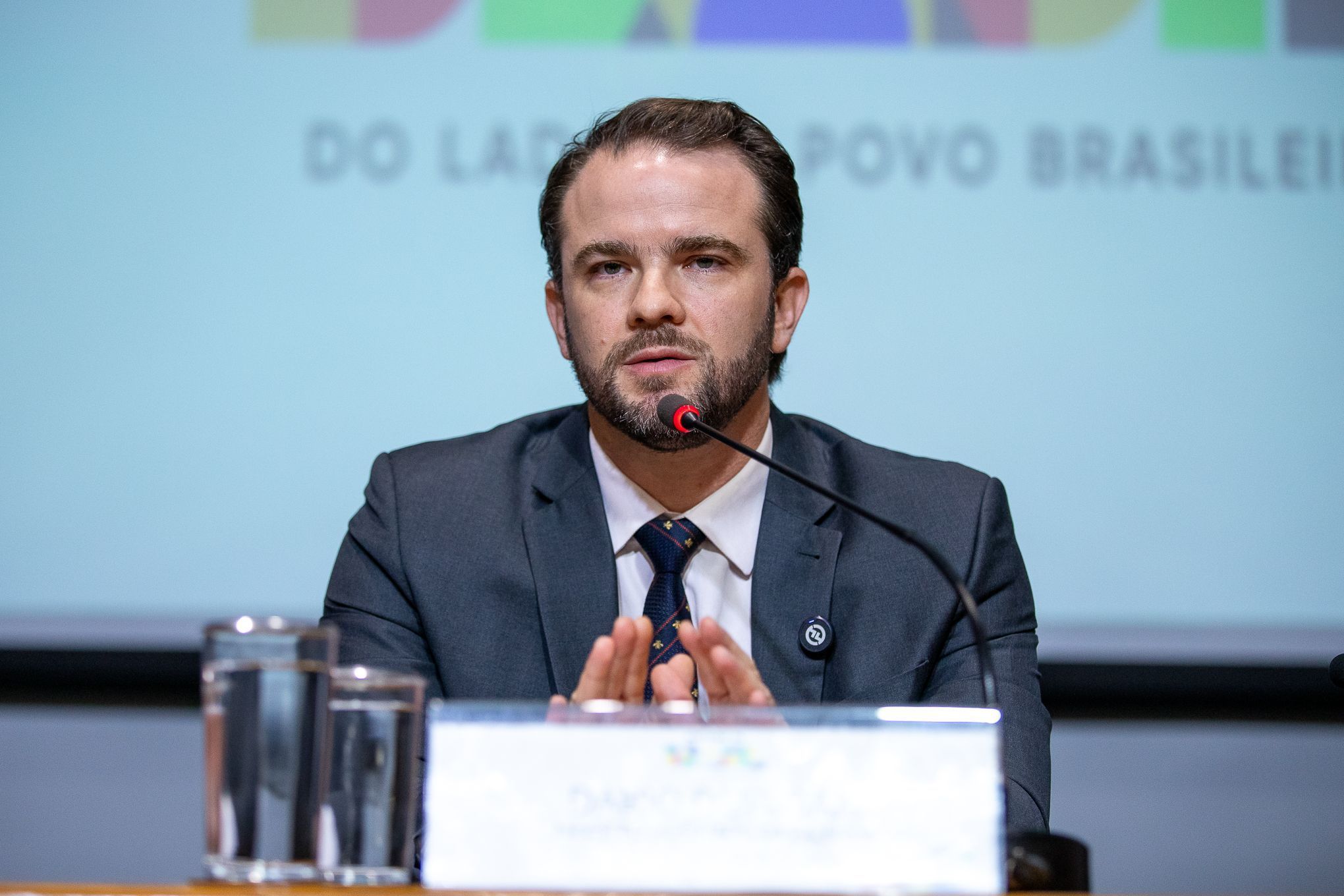 Ministro da fazenda não descarta volta da 'taxa das blusinhas' no Brasil