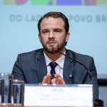 Ministro da fazenda não descarta volta da 'taxa das blusinhas' no Brasil