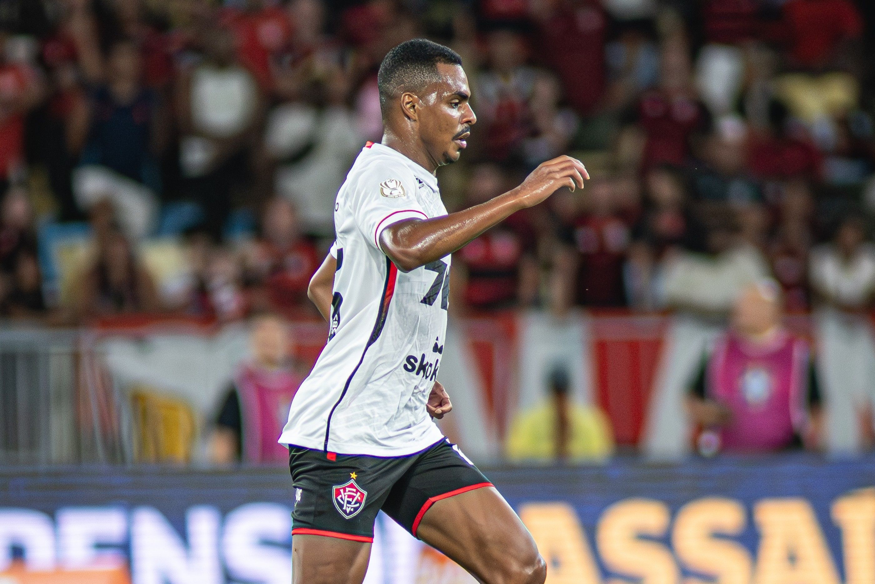 Titular do Vitória detona comentarista do sportv após polêmicas com Flamengo